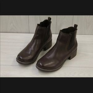 Eastland Jasmine bootie. Brown size 8.5 wide.
